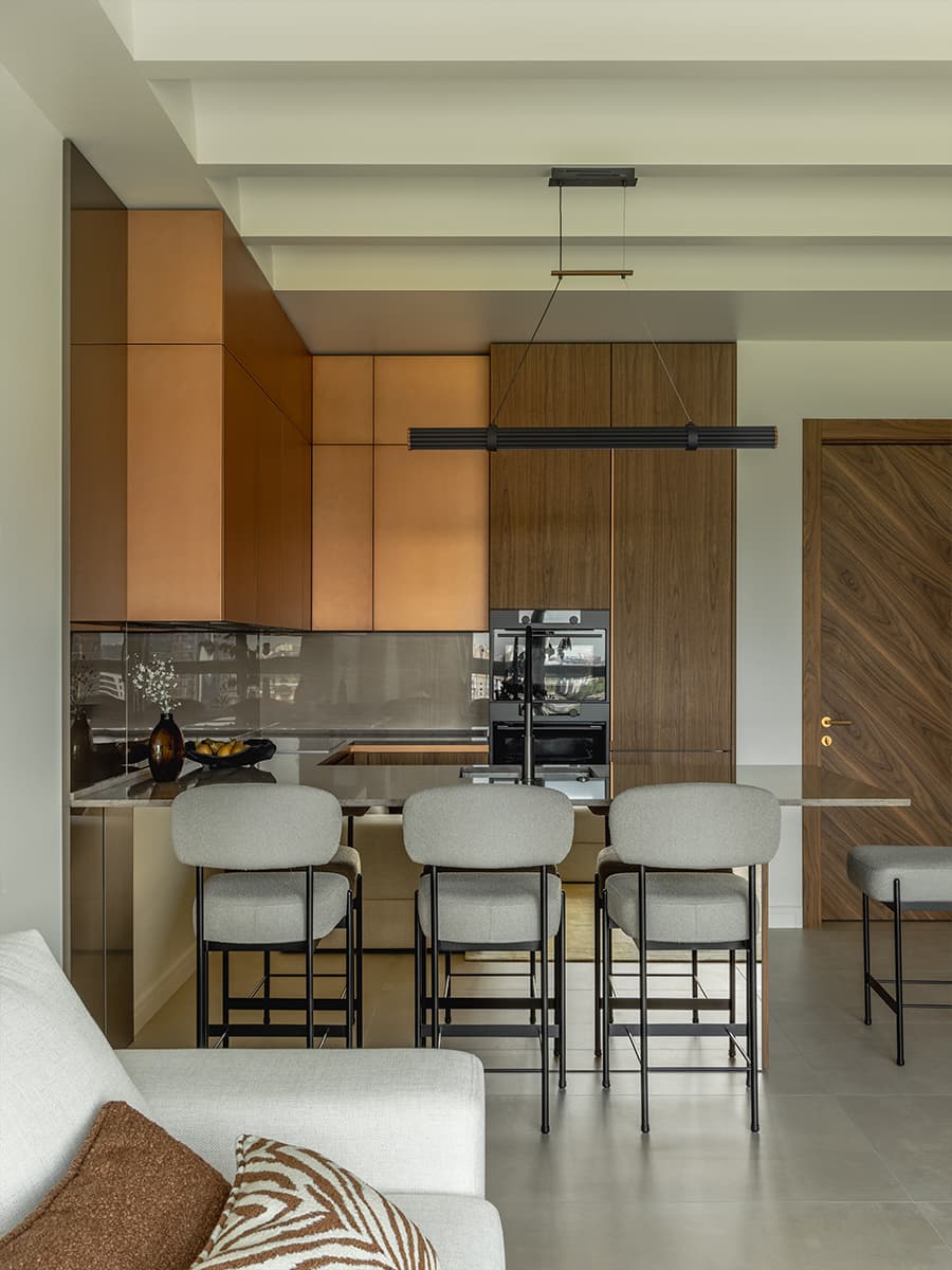 Медная кухня и глубокие природные тона в интерьере семейной квартиры — проект бюро ADDAtelier