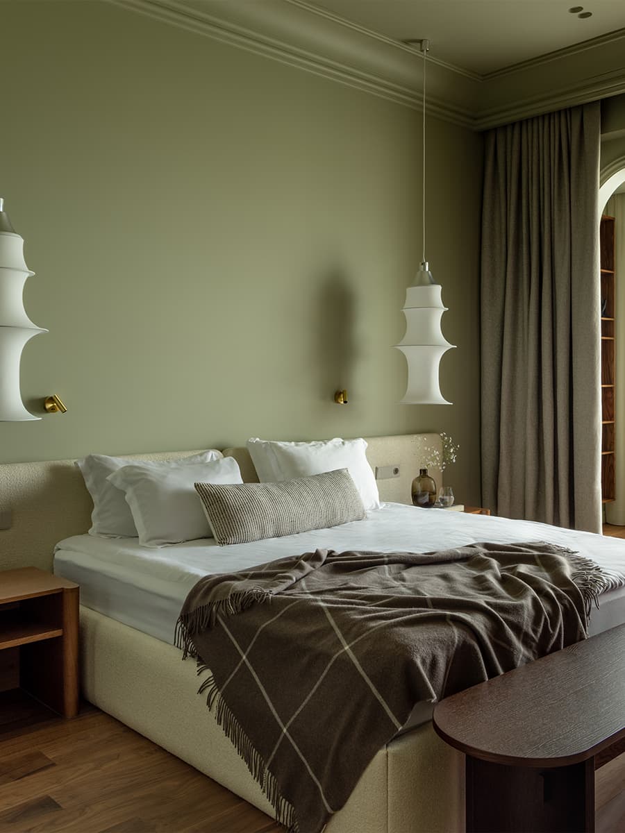 Медная кухня и глубокие природные тона в интерьере семейной квартиры — проект бюро ADDAtelier