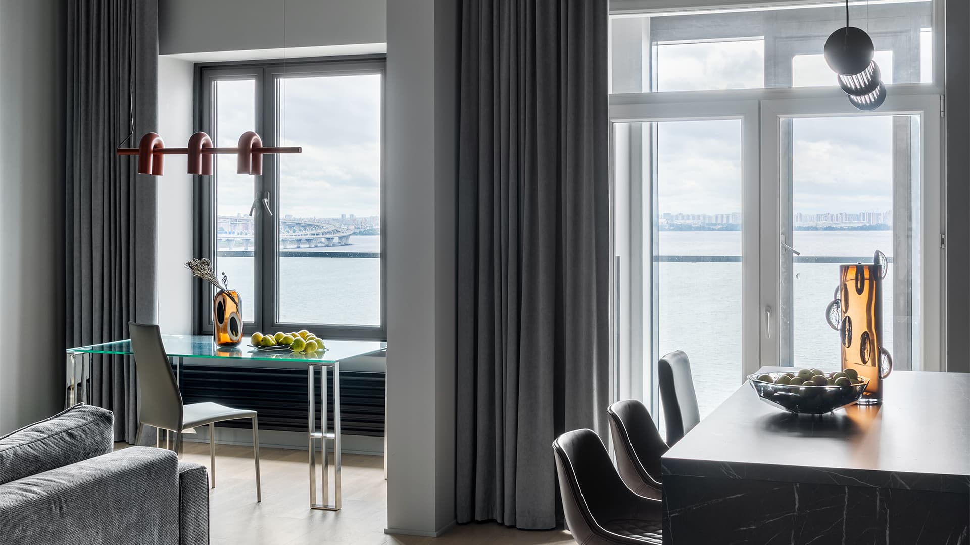 Стеклоблоки, металл и зеркала в интерьере квартиры для студента — проект Светланы Смирновой