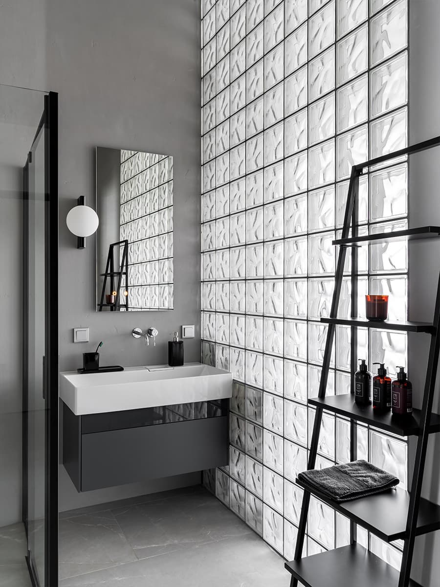 Стеклоблоки, металл и зеркала в интерьере квартиры для студента — проект Светланы Смирновой