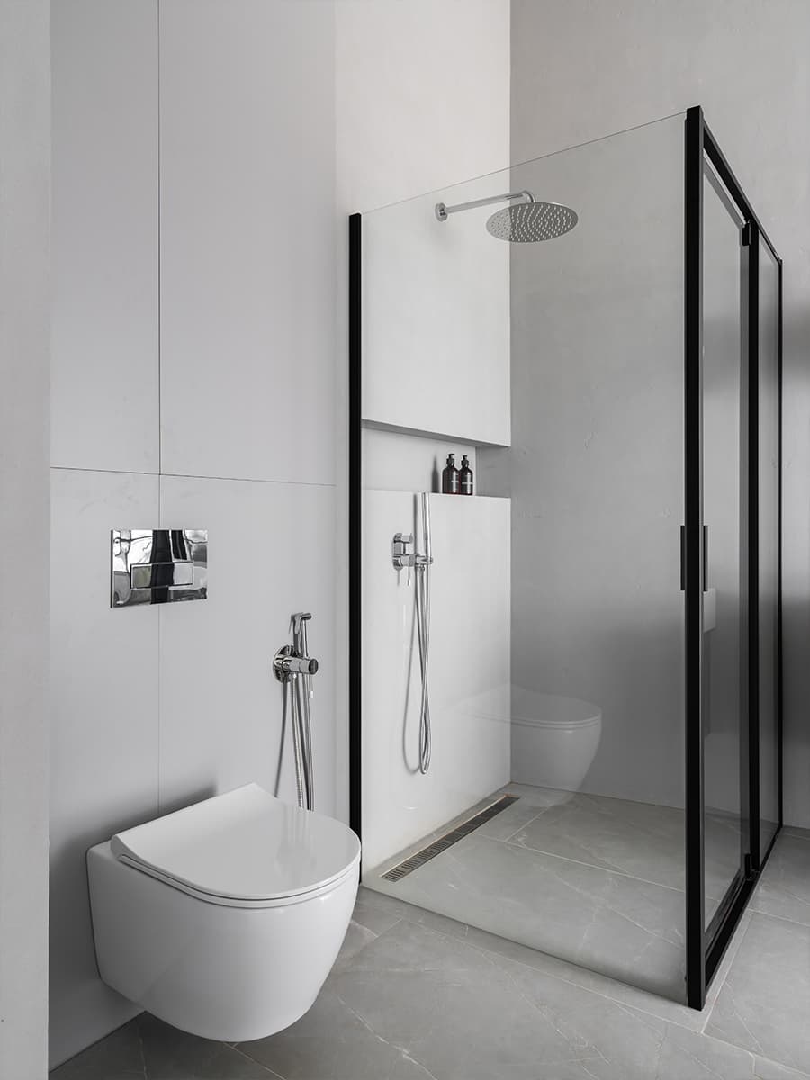 Стеклоблоки, металл и зеркала в интерьере квартиры для студента — проект Светланы Смирновой