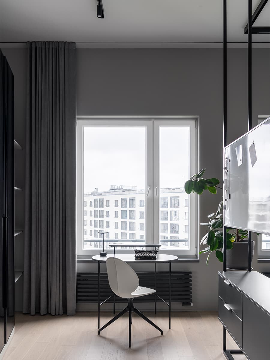 Стеклоблоки, металл и зеркала в интерьере квартиры для студента — проект Светланы Смирновой