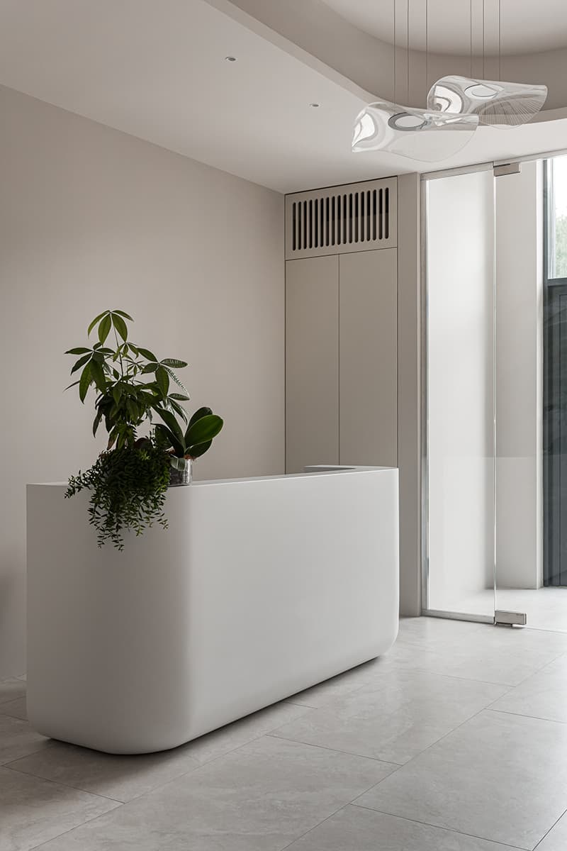 Монохромная палитра и скрытый свет в интерьере частной клиники — проект Юлии Сафоновой