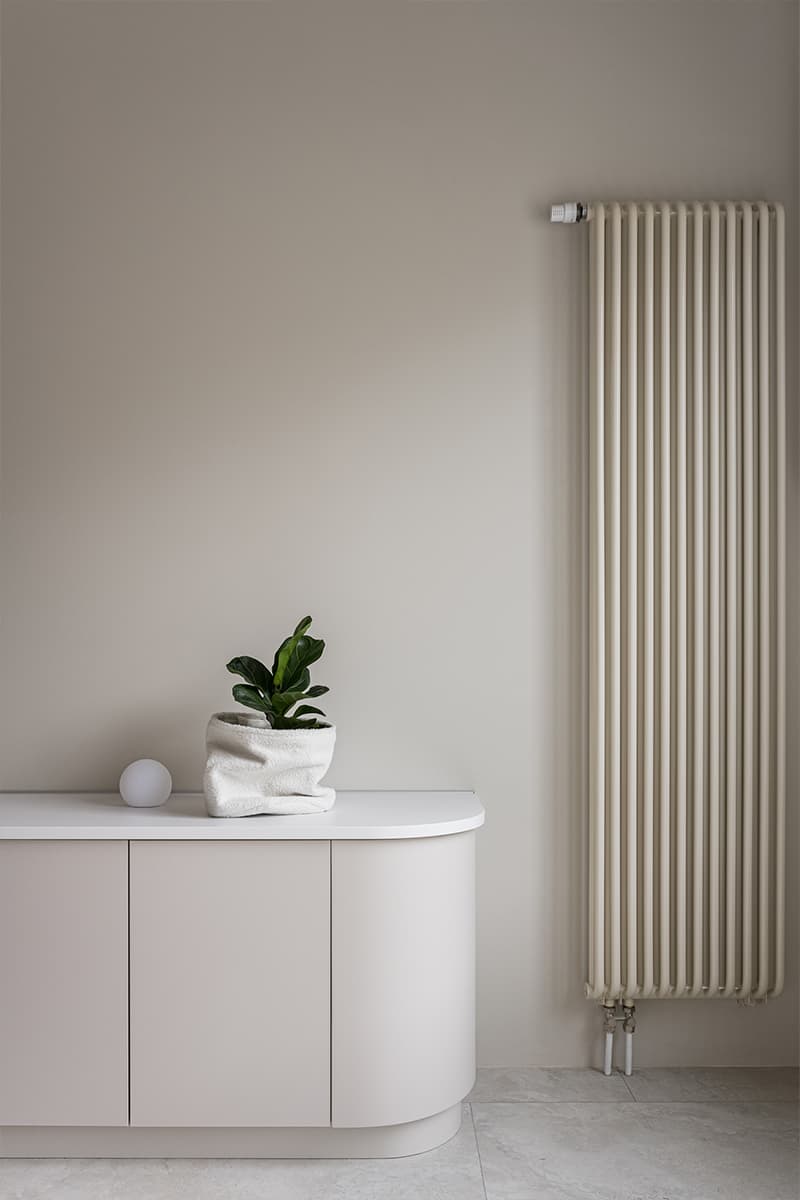 Монохромная палитра и скрытый свет в интерьере частной клиники — проект Юлии Сафоновой