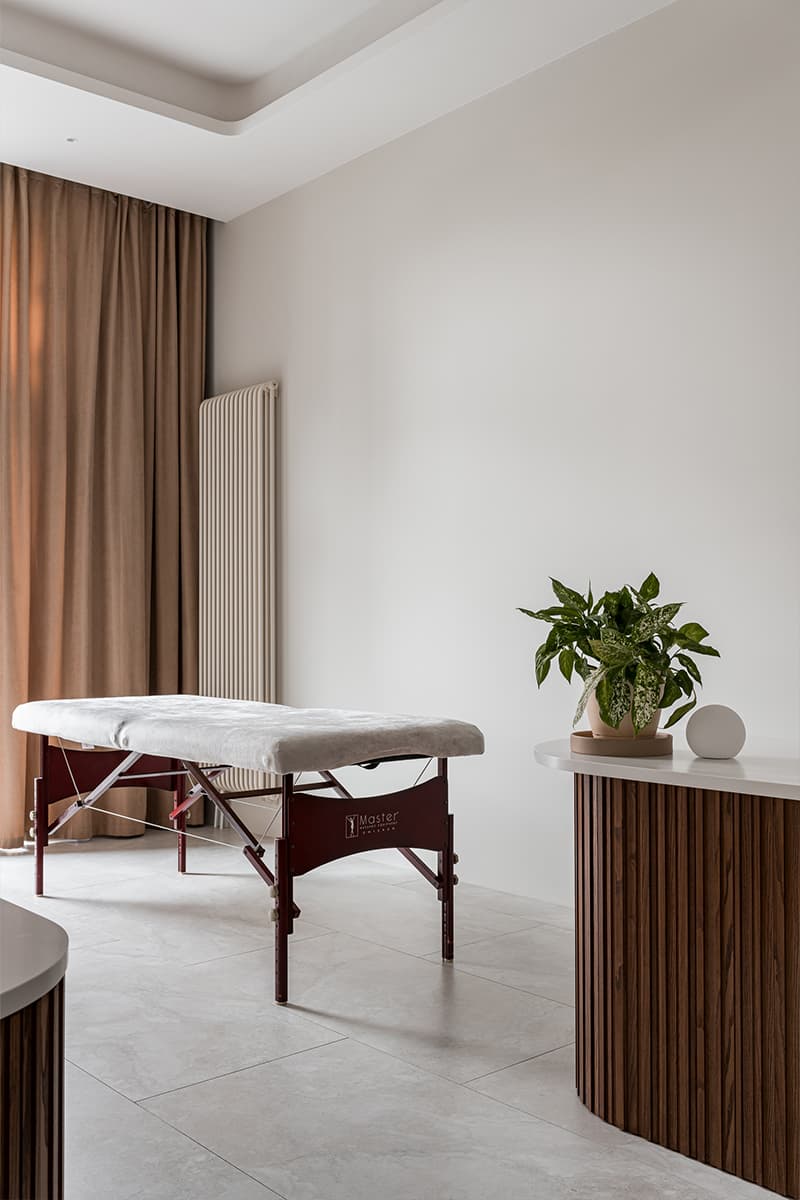 Монохромная палитра и скрытый свет в интерьере частной клиники — проект Юлии Сафоновой