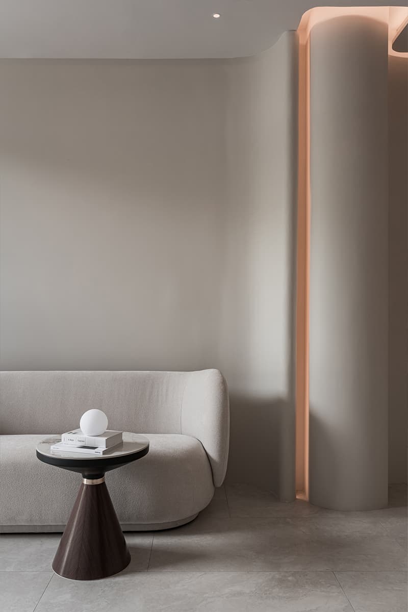 Монохромная палитра и скрытый свет в интерьере частной клиники — проект Юлии Сафоновой