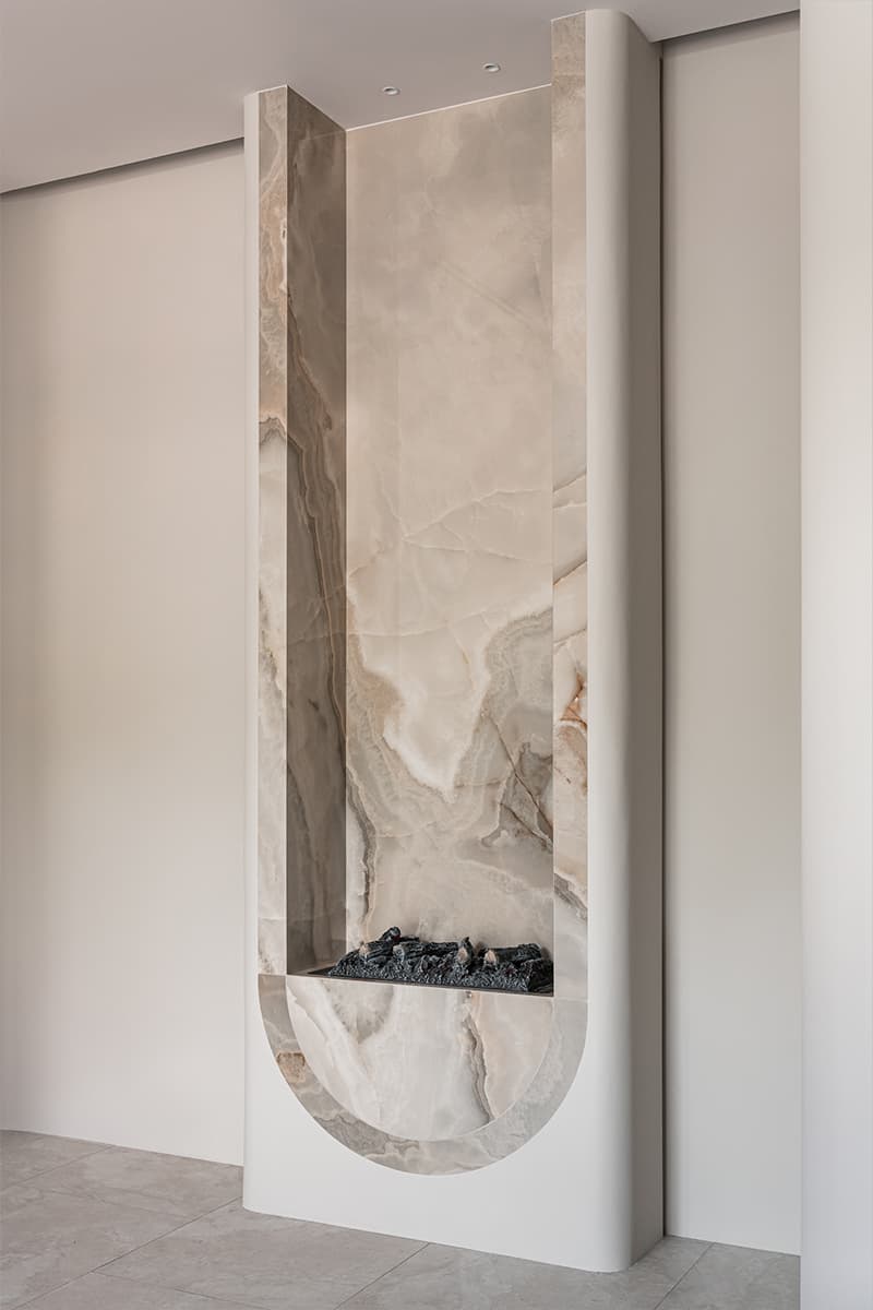 Монохромная палитра и скрытый свет в интерьере частной клиники — проект Юлии Сафоновой