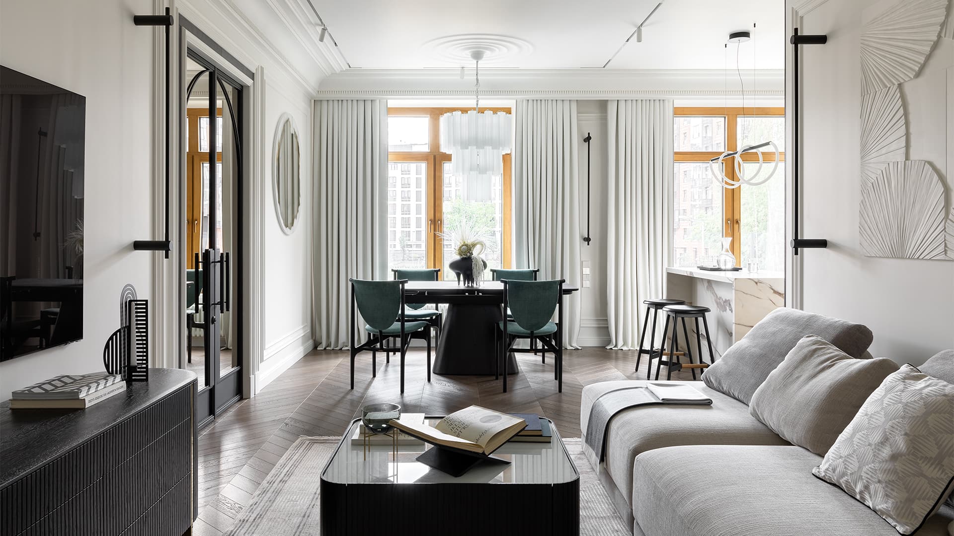 Яркие акценты и отсылки к классике в интерьере семейной квартиры — проект студии AA Design