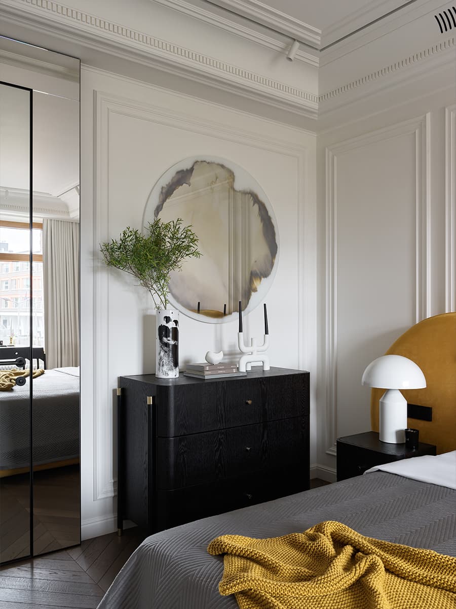 Яркие акценты и отсылки к классике в интерьере семейной квартиры — проект студии AA Design