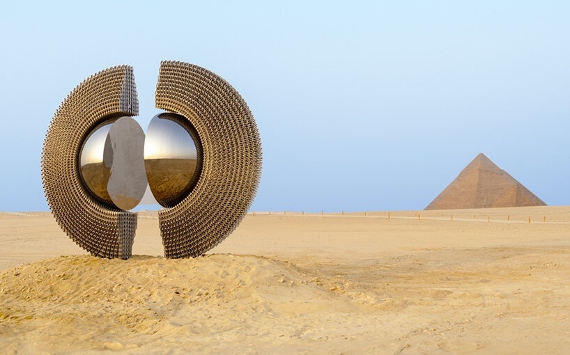 У пирамид Гизы установили скульптуру турецкого художника Мерта Эге Кесе