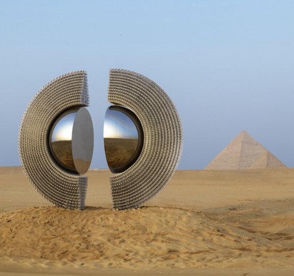 У пирамид Гизы установили скульптуру турецкого художника Мерта Эге Кесе