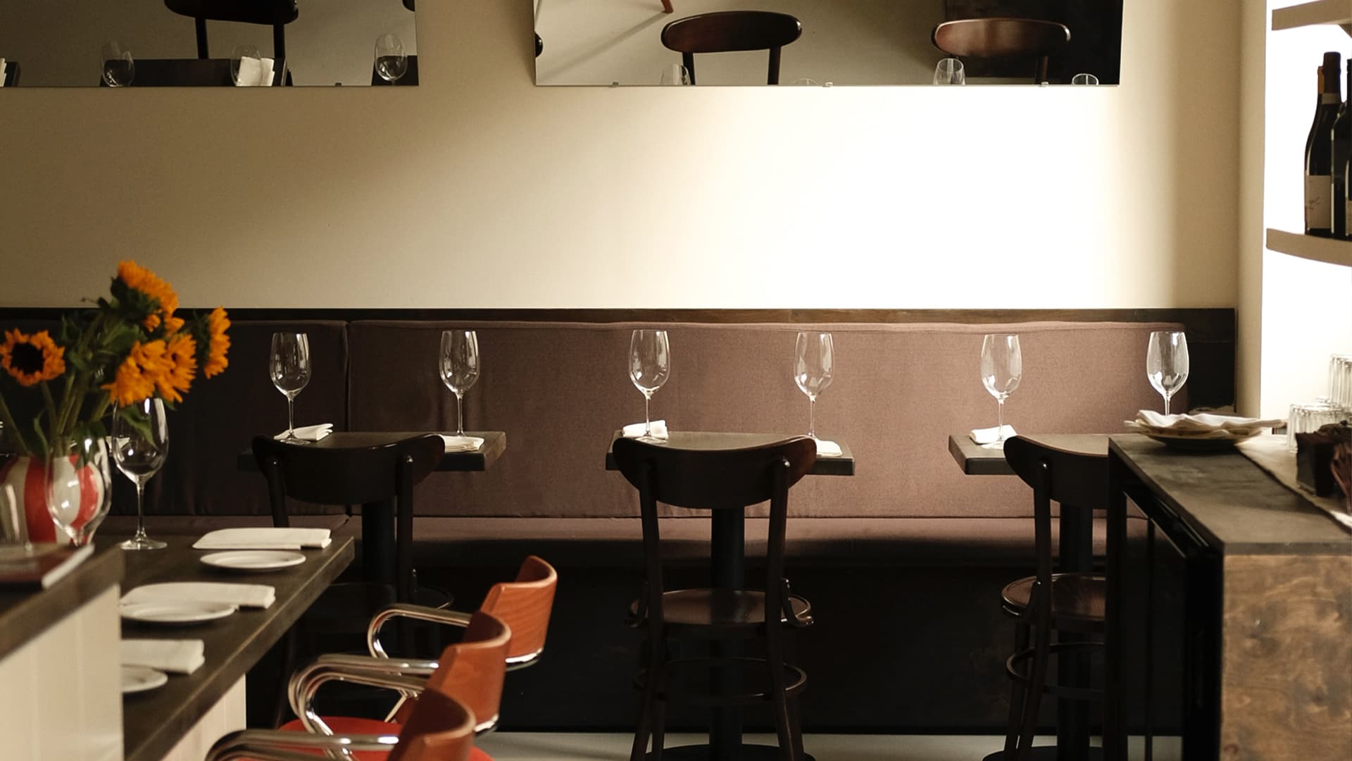 Камерный интерьер ресторана с выразительными винтажными деталями — проект Насти Ленгер