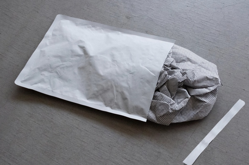 Японский дизайнер придумал бумажную лампу, которая помещается в конверт