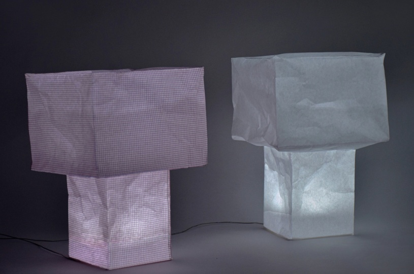 Японский дизайнер придумал бумажную лампу, которая помещается в конверт