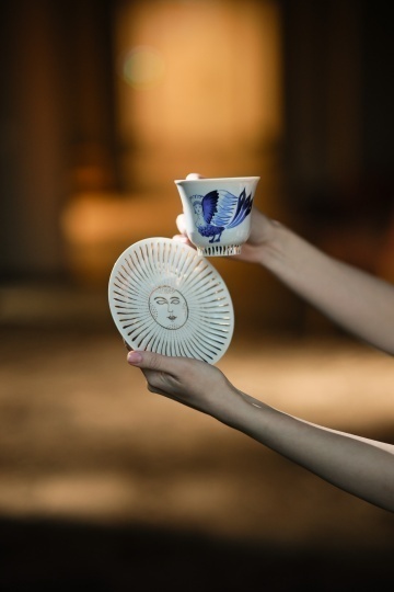 Антихрупкость выпустит три новые коллекции по мотивам гжельского фарфора