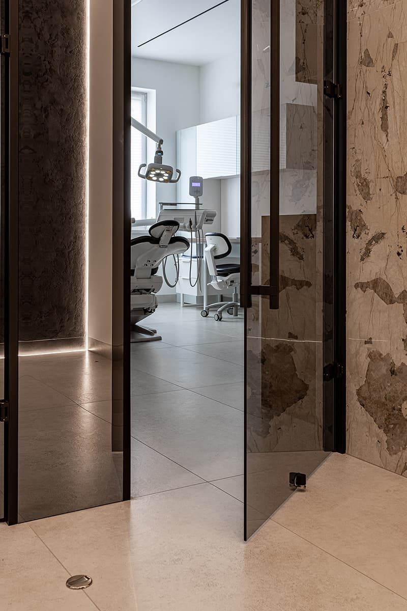 Умиротворяющий интерьер частной стоматологии — проект Сергея Купреенко
