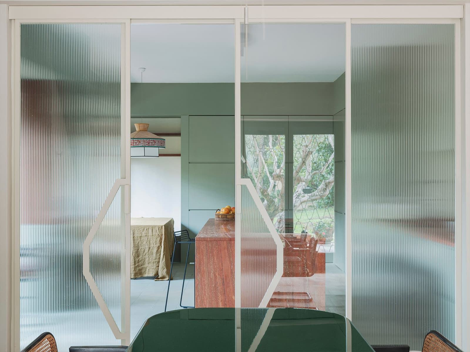 Микс современности и исторических отсылок в интерьере итальянской виллы — проект StudioTamat