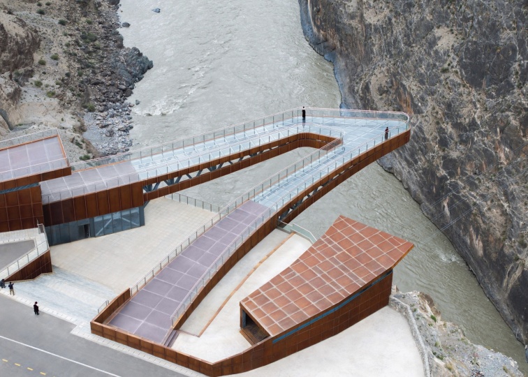 Студия Archermit построила смотровую площадку над опасным каньоном в Тибете