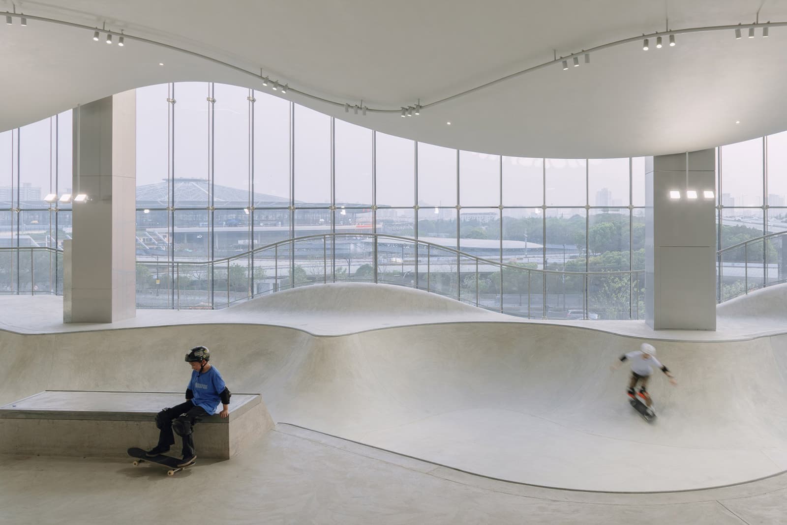 Пластичный и залитый солнечными лучами интерьер скейтпарка — проект AAN Architects