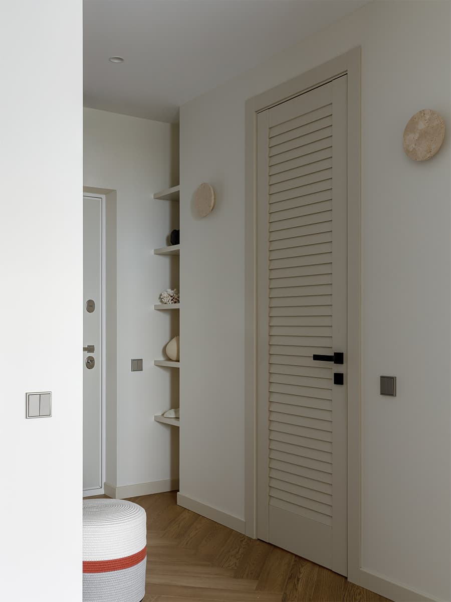 Арочные проемы и текстильные перегородки в интерьере небольшой квартиры — проект Лины Князевой