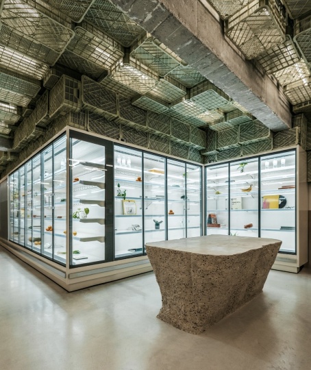 Minimal Studio оформила супермаркет на Майорке пластиковыми ящиками