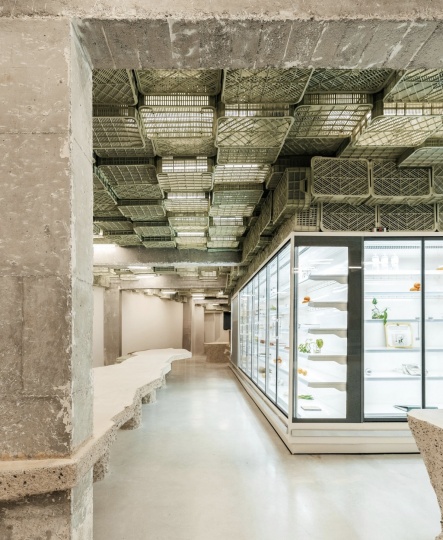 Minimal Studio оформила супермаркет на Майорке пластиковыми ящиками