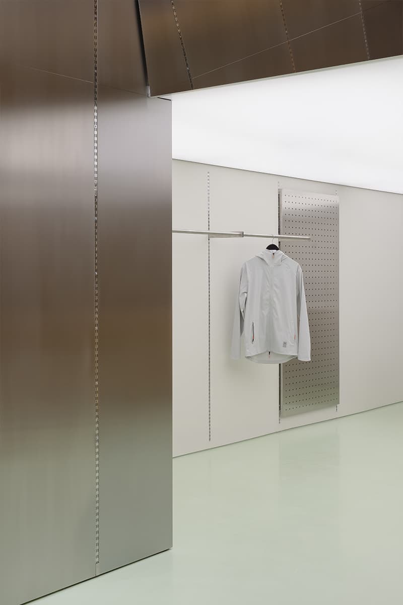 Хвойная фанера, металл и зеркала в интерьере магазина для бегунов — проект бюро .dpt