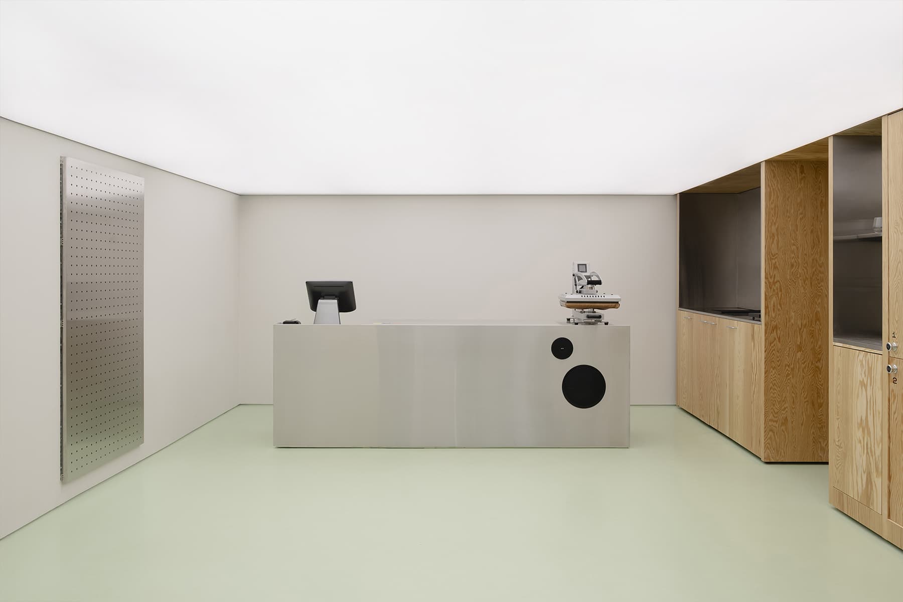 Хвойная фанера, металл и зеркала в интерьере магазина для бегунов — проект бюро .dpt