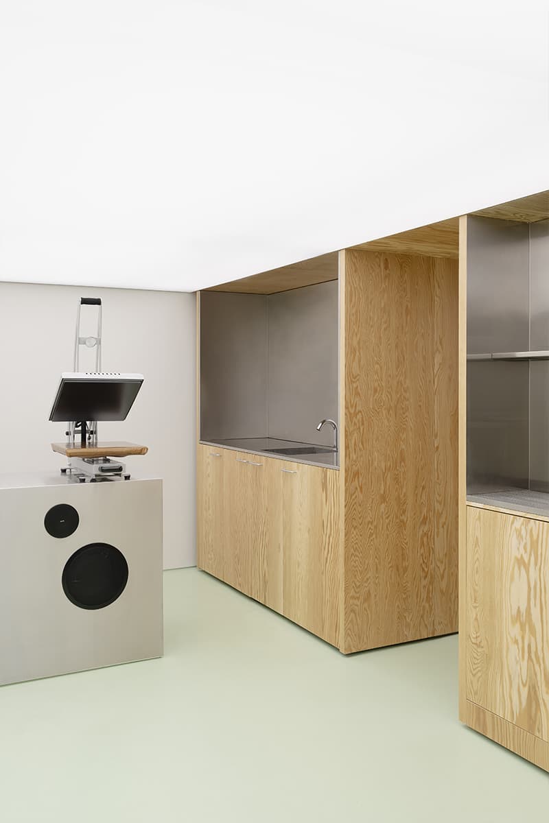 Хвойная фанера, металл и зеркала в интерьере магазина для бегунов — проект бюро .dpt