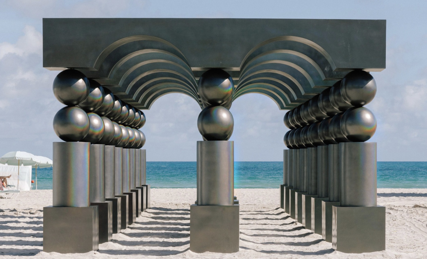 Художница Пилар Зета установила монументальную инсталляцию в Майами Художница Пилар Зета установила монументальную инсталляцию в Майами