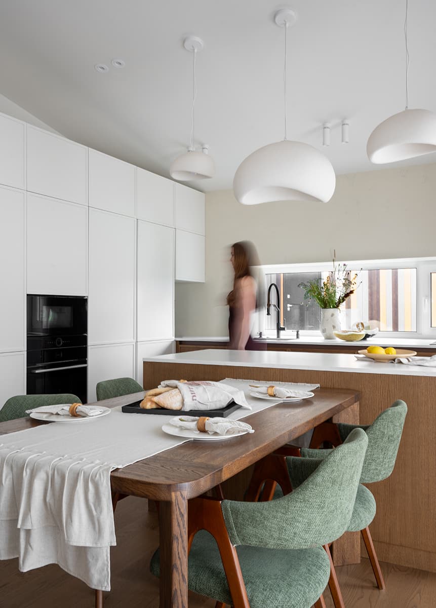 Авторские панно и природные цвета в интерьере загородного дома — проект Анастасии Давиденко