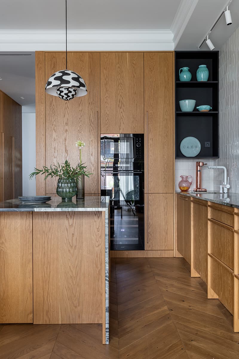 Красочный интерьер таунхауса для семьи дизайнера — проект студии Deconova