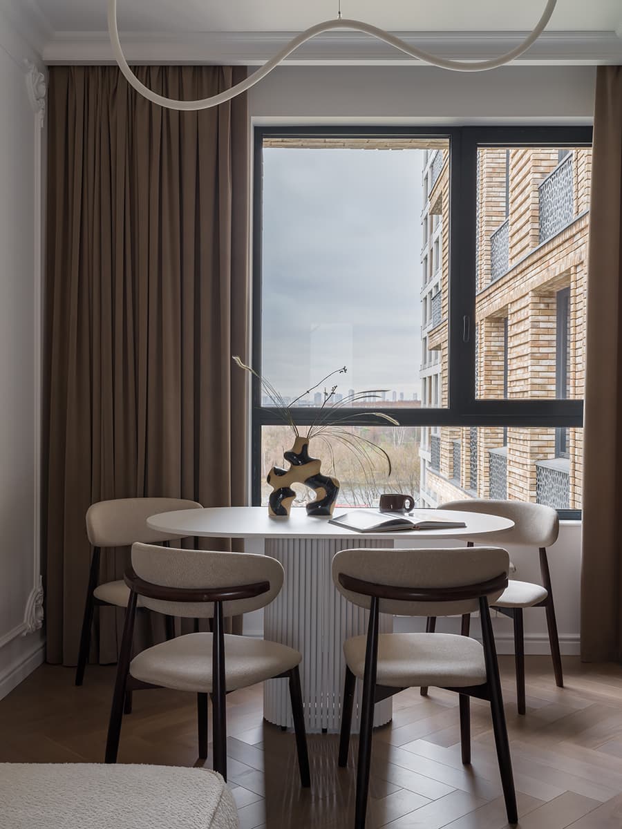 Молдинги и текстура камня в нежном интерьере квартиры — проект студии Make My Flat