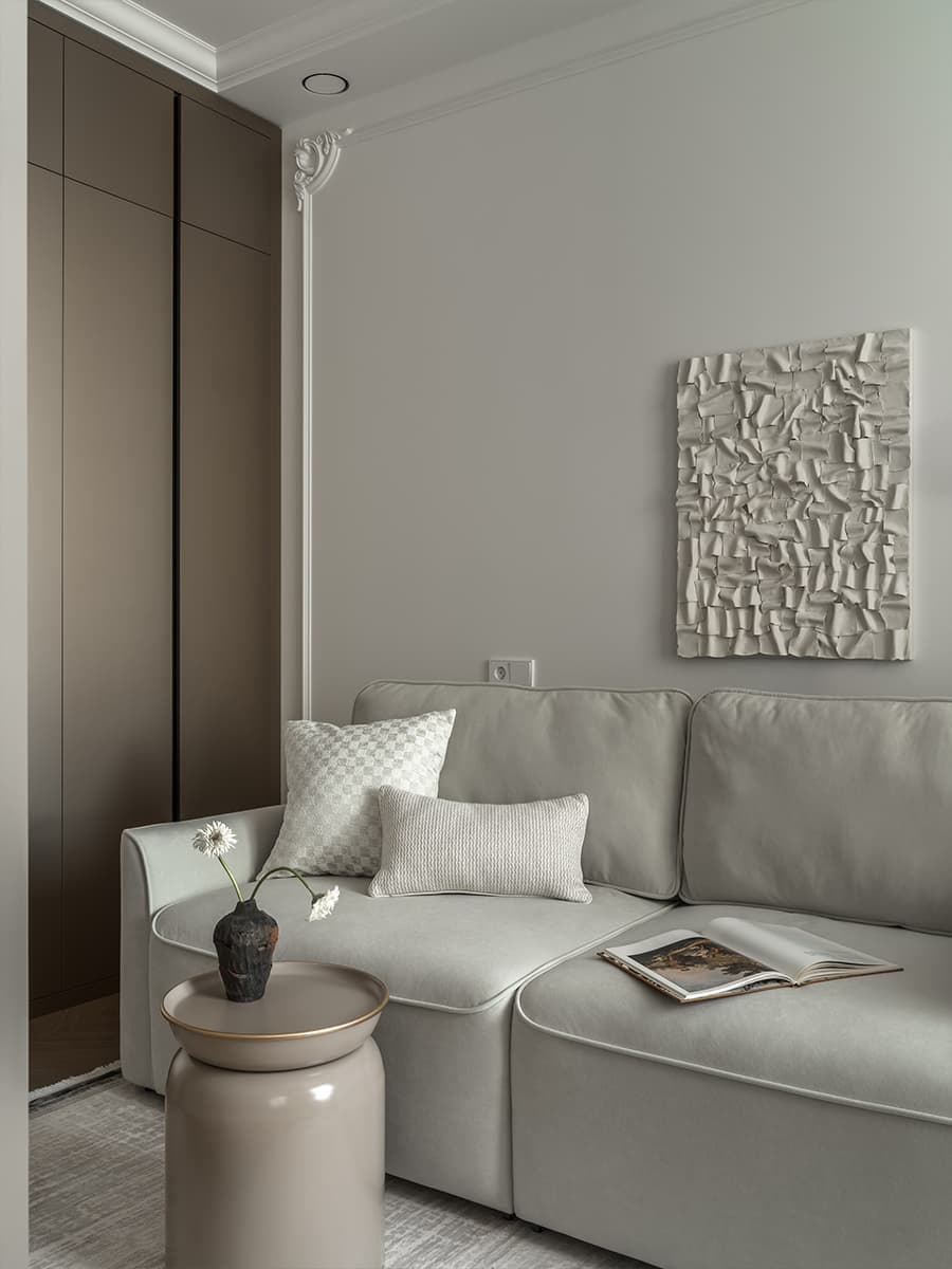 Молдинги и текстура камня в нежном интерьере квартиры — проект студии Make My Flat