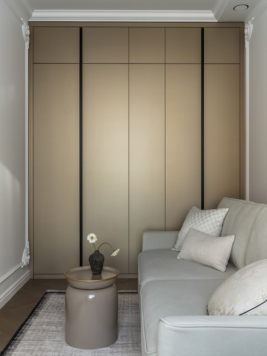 Молдинги и текстура камня в нежном интерьере квартиры — проект студии Make My Flat