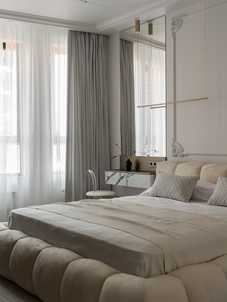 Молдинги и текстура камня в нежном интерьере квартиры — проект студии Make My Flat