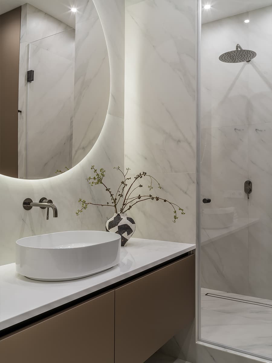 Молдинги и текстура камня в нежном интерьере квартиры — проект студии Make My Flat