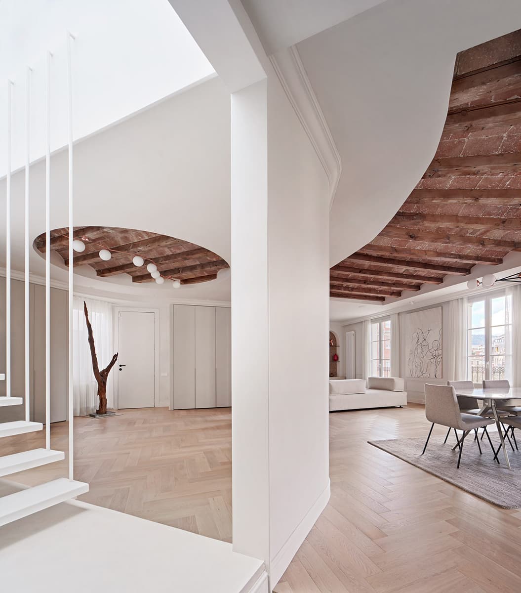 Открытый рельеф потолка в интерьере квартиры в Барселоне — проект Cometa Architects