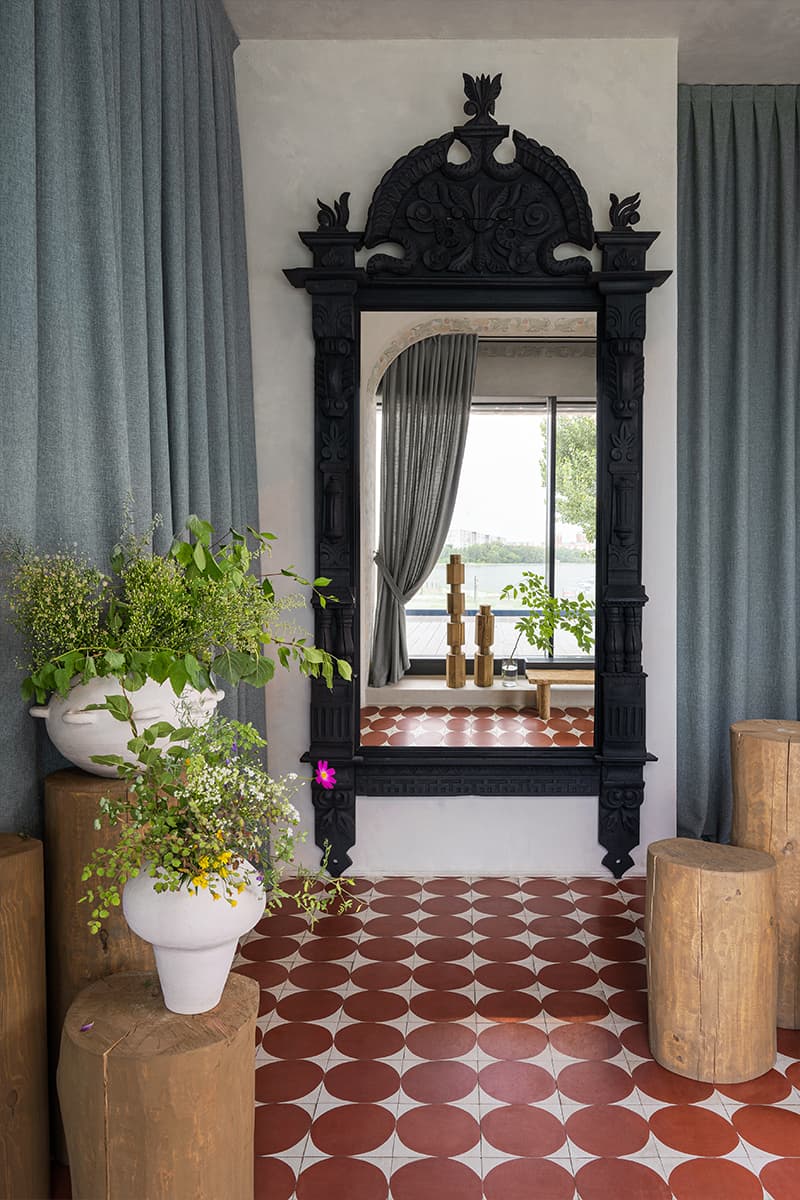 Отсылки к русской архитектуре, искусству и ремеслам в интерьере ресторана — проект студии LEFTdesign