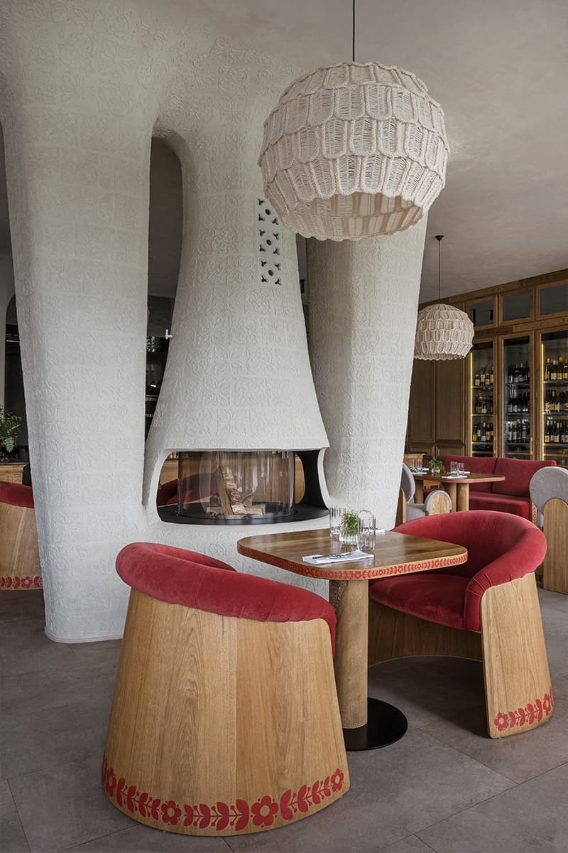 Отсылки к русской архитектуре, искусству и ремеслам в интерьере ресторана — проект студии LEFTdesign