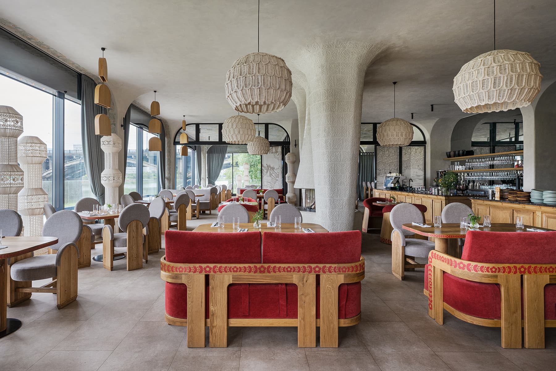 Отсылки к русской архитектуре, искусству и ремеслам в интерьере ресторана — проект студии LEFTdesign