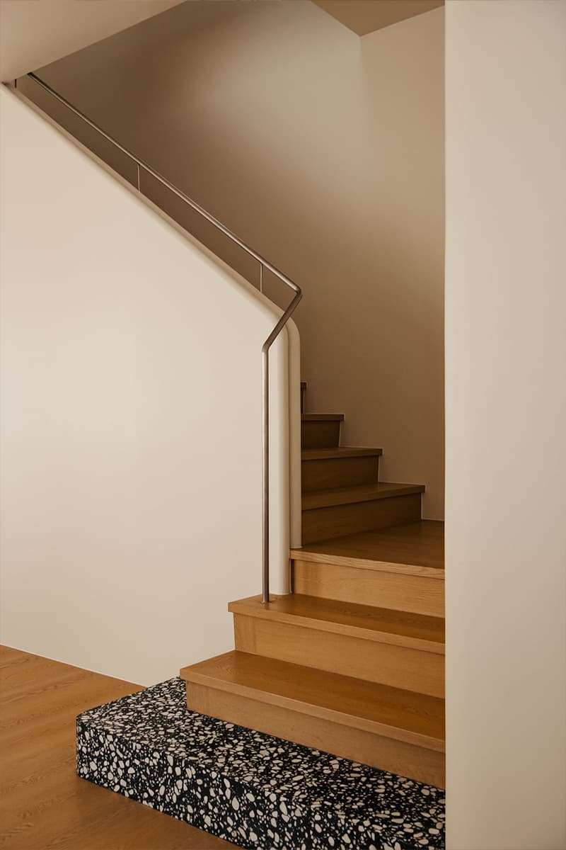 Завораживающий интерьер с оригинальной фанерой и светлой плиткой — проект Wuuu Studio