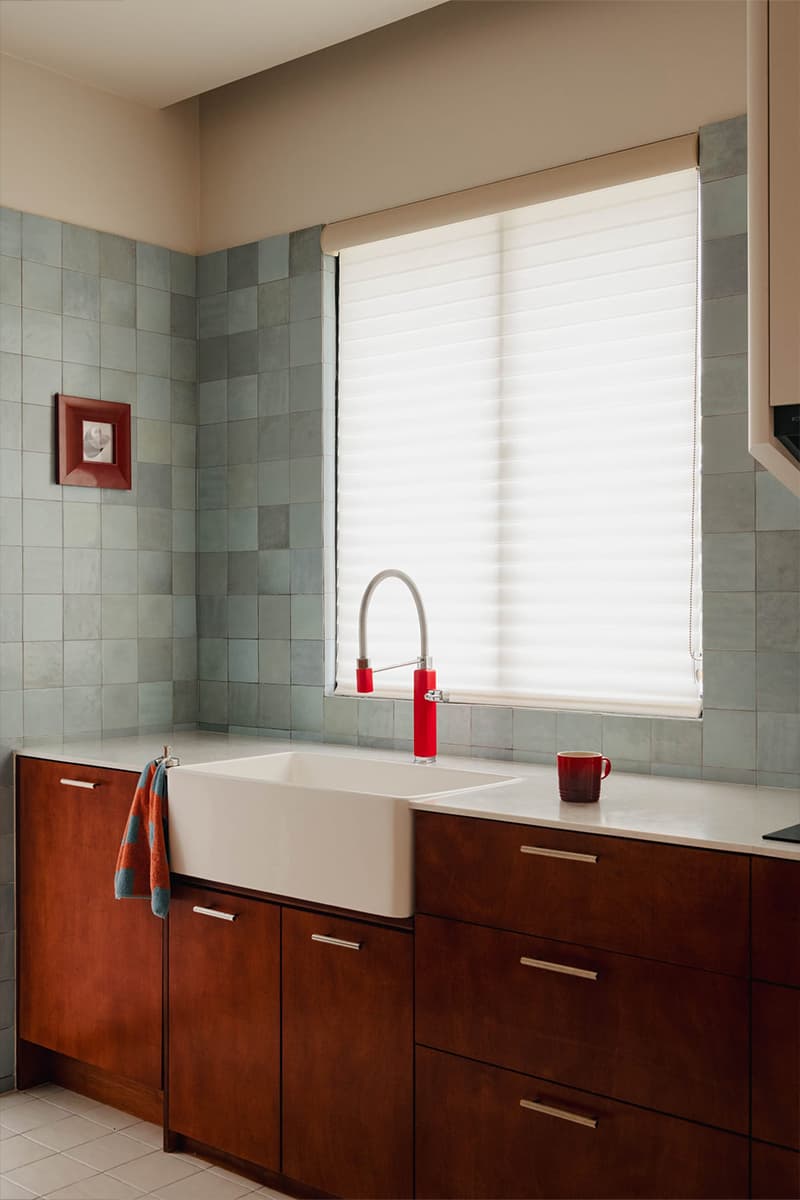 Завораживающий интерьер с оригинальной фанерой и светлой плиткой — проект Wuuu Studio