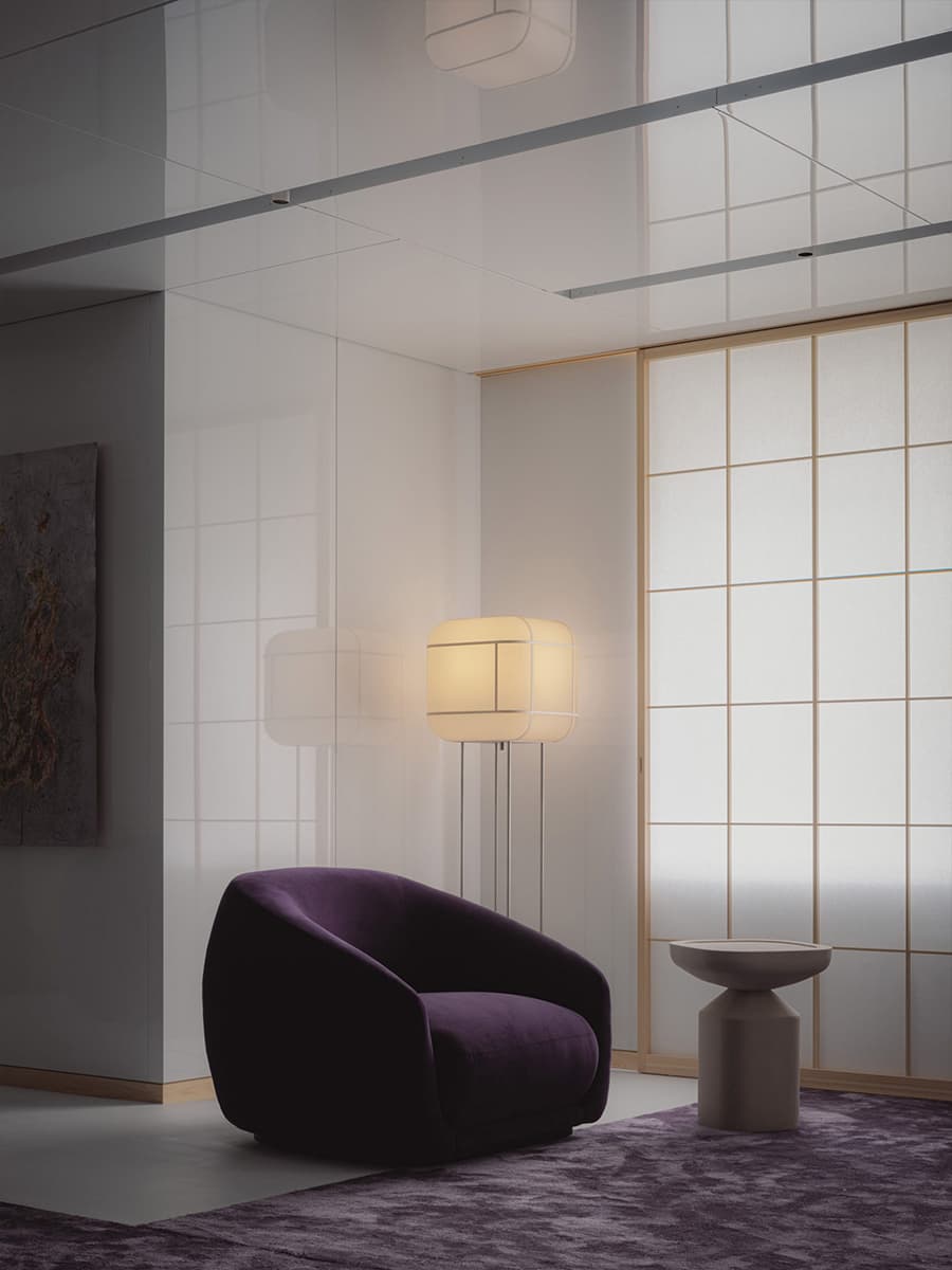 Глянцевый алюминий и глубокий сиреневый цвет в интерьере ритейл-пространства — проект Studio I IN