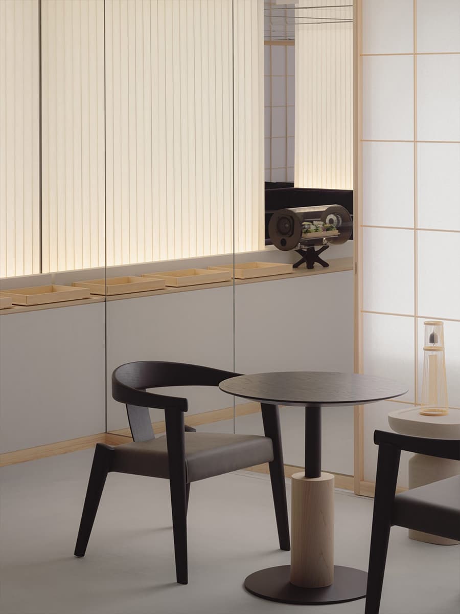 Глянцевый алюминий и глубокий сиреневый цвет в интерьере ритейл-пространства — проект Studio I IN