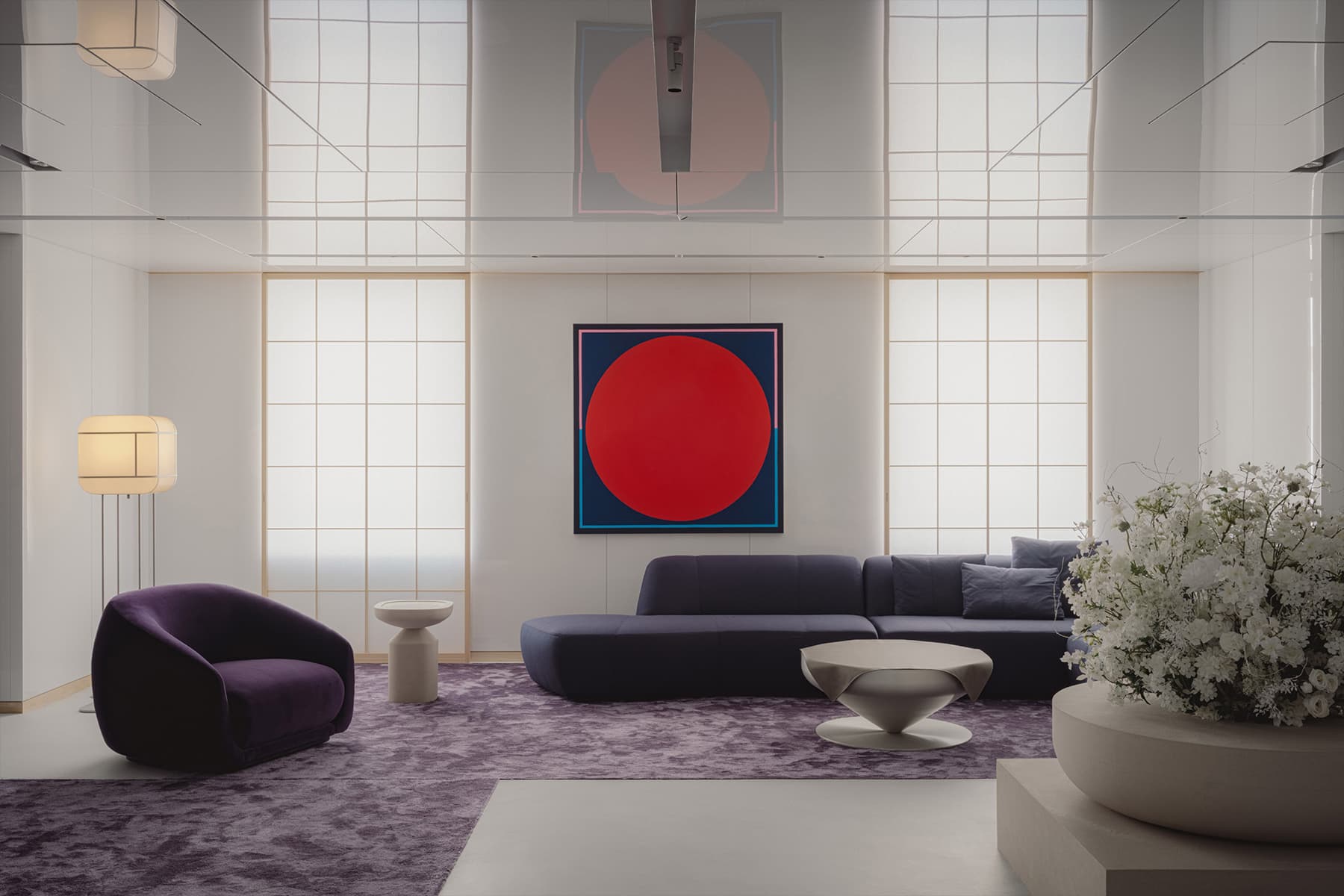 Глянцевый алюминий и глубокий сиреневый цвет в интерьере ритейл-пространства — проект Studio I IN