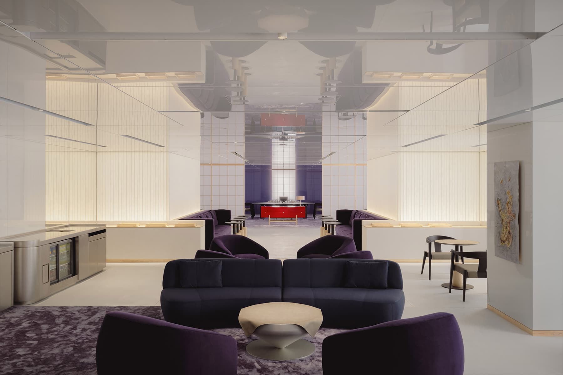 Глянцевый алюминий и глубокий сиреневый цвет в интерьере ритейл-пространства — проект Studio I IN