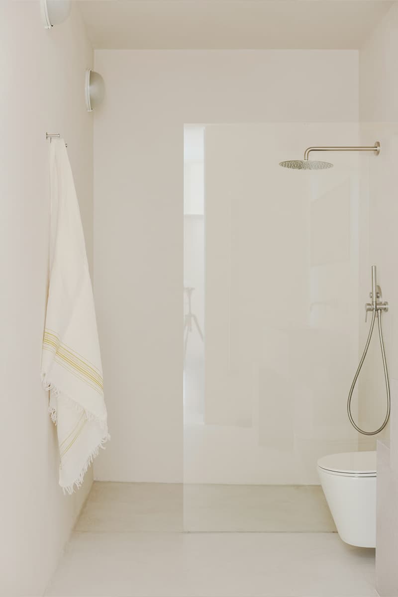 Монохромная палитра и авторские предметы в интерьере квартиры в Минске — проект Влада Кудина