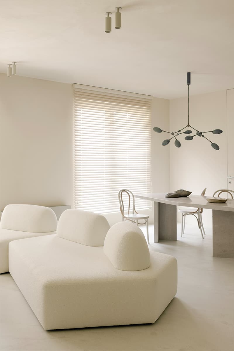 Монохромная палитра и авторские предметы в интерьере квартиры в Минске — проект Влада Кудина