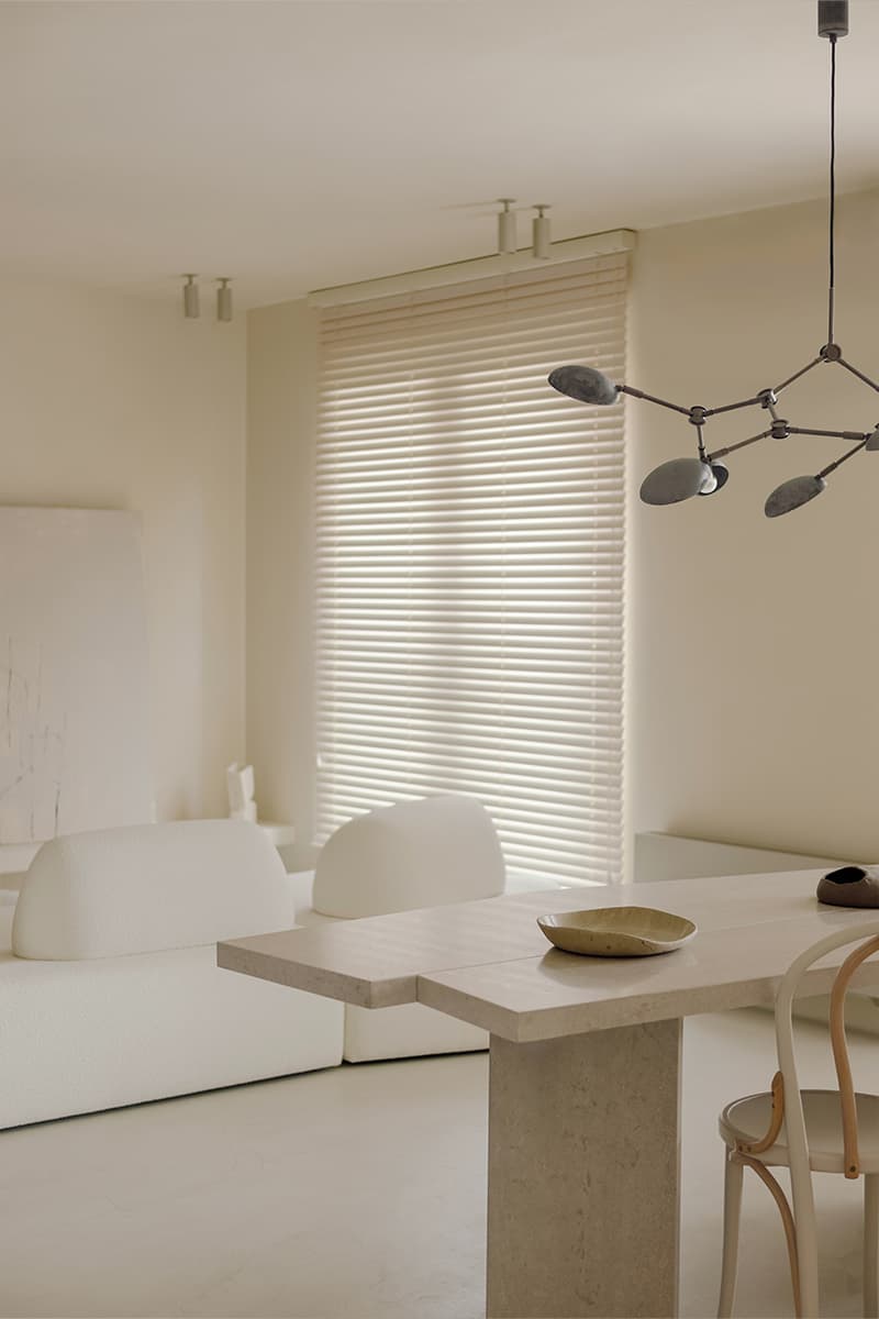 Монохромная палитра и авторские предметы в интерьере квартиры в Минске — проект Влада Кудина